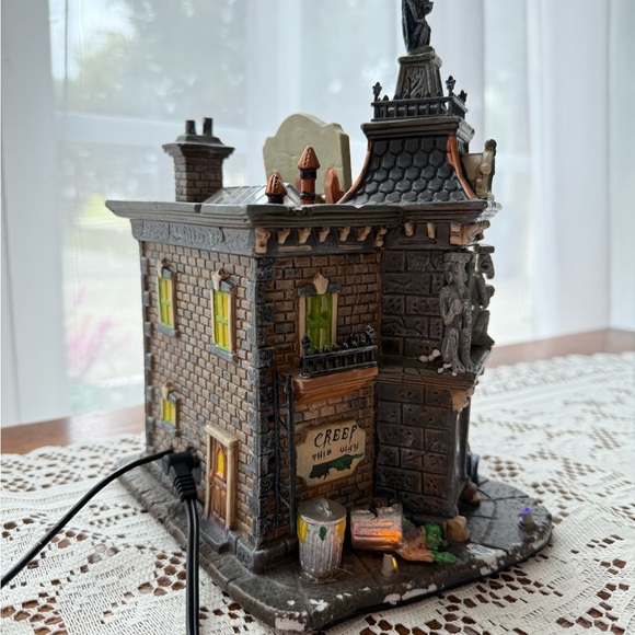 Lemax Retired Spooky Town Zombie's Cafe - 2006 Halloween Village   #65346 - Picture 4 of 10